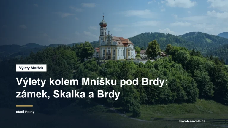 Poutní kostel na lesnatém kopci