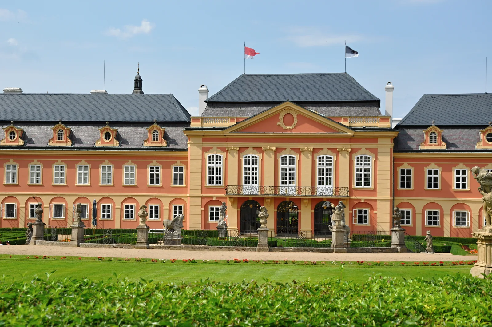 Jižní průčelí zámku Dobříš s francouzským parkem
