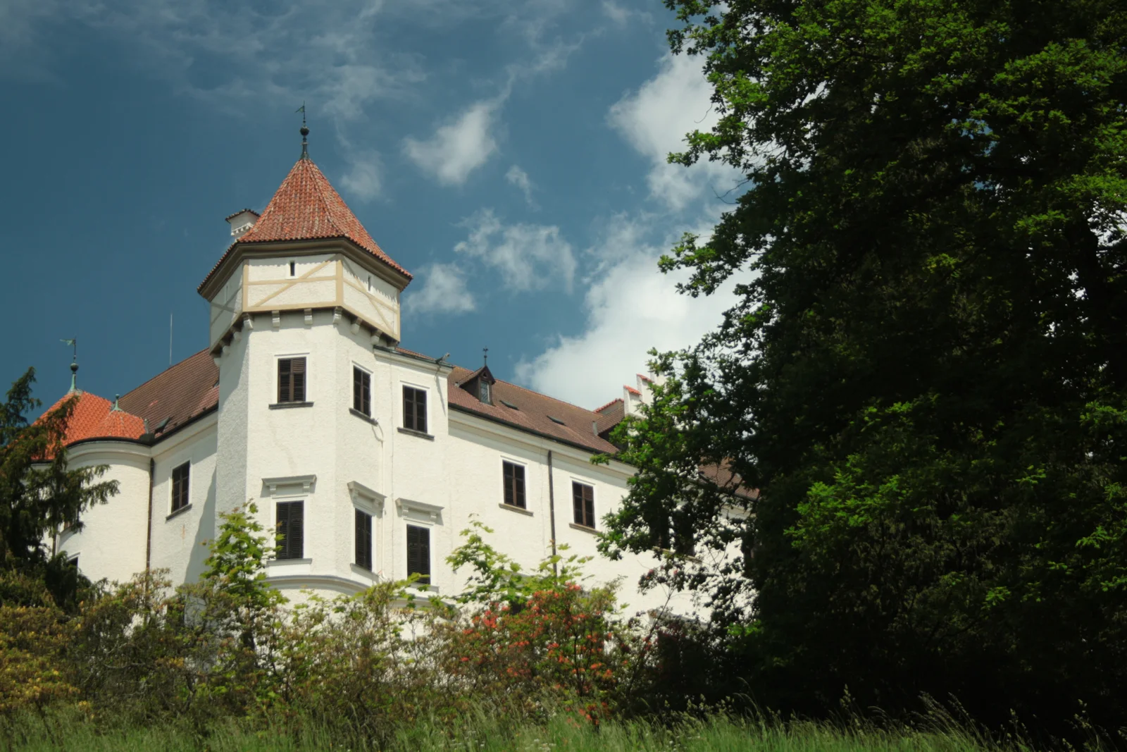 Křídlo zámku Konopiště nad rybníkem