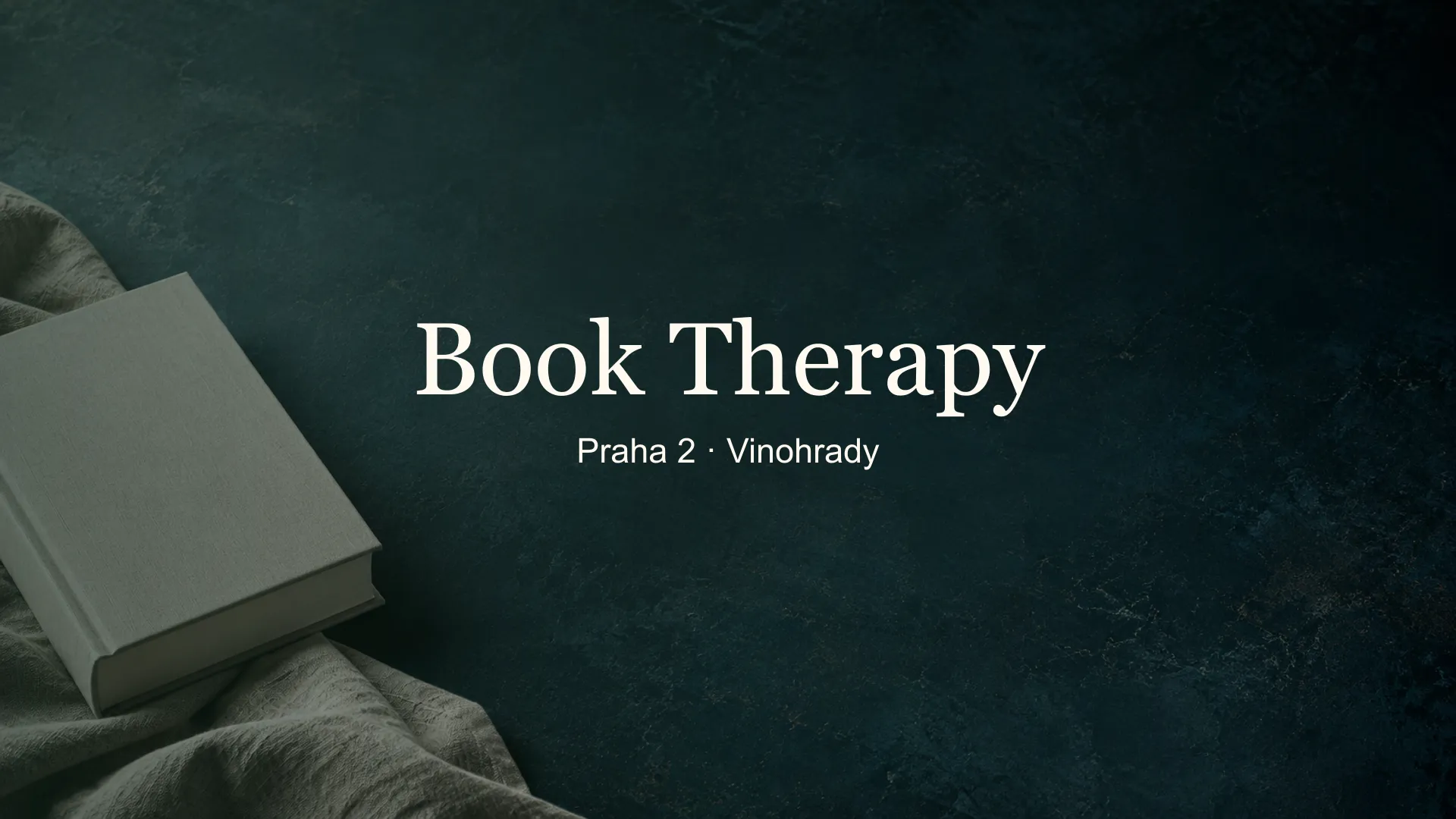 Tematické zátiší knih a papíru s titulkem Book Therapy, Praha 2 · Vinohrady