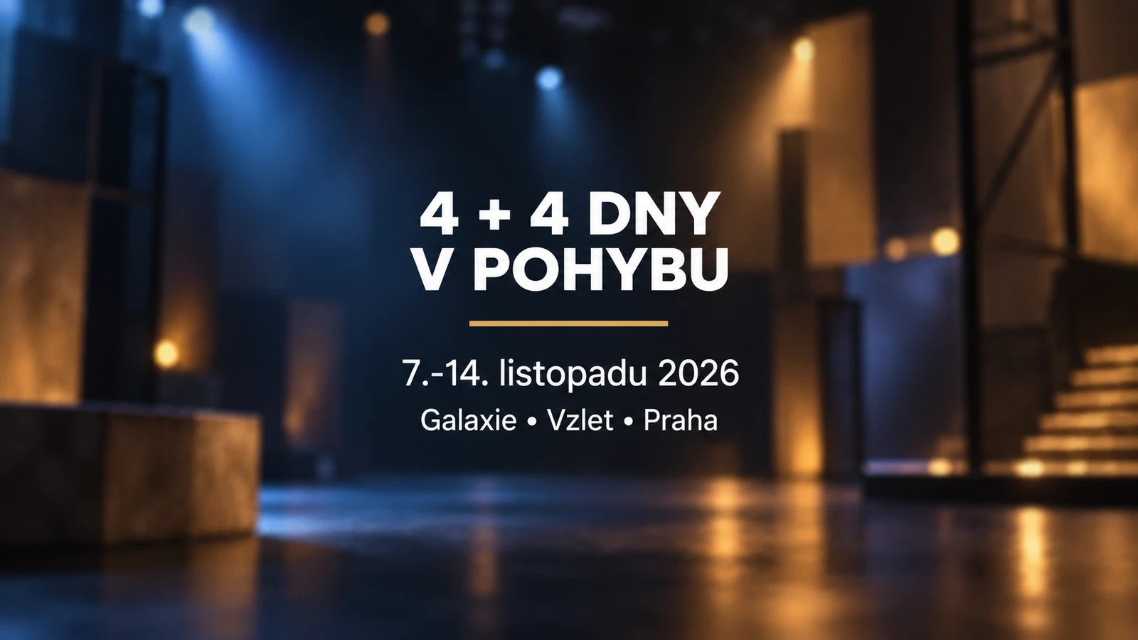 4+4 dny v pohybu 2026: bílý název na rozostřeném pozadí divadelních světel