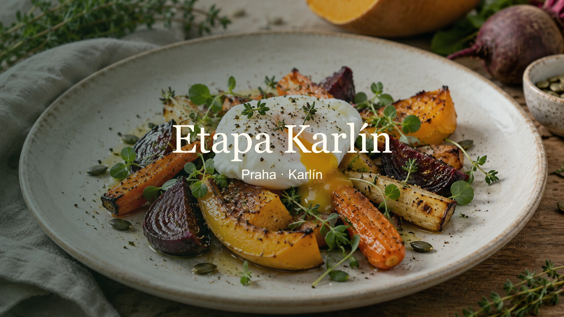 Talíř s vejcem a pečenou zeleninou s názvem Etapa Karlín a lokalitou Praha – Karlín.