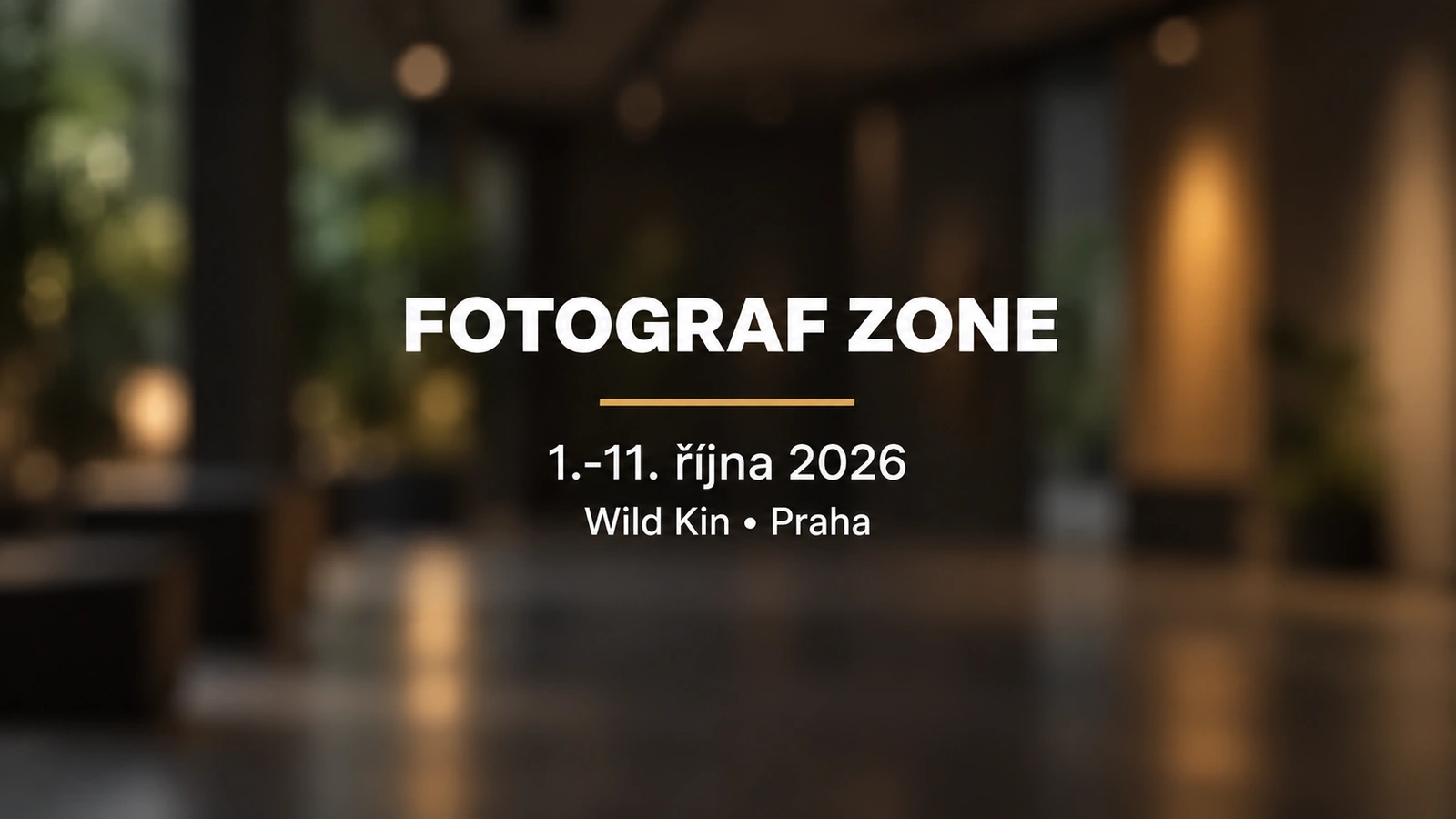 Fotograf Zone Festival 2026: bílý název na tmavém rozostřeném galerijním pozadí