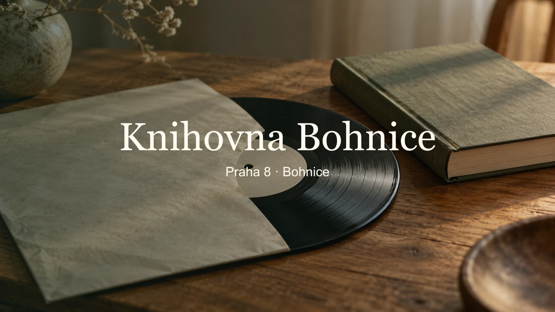 Zátiší s vinylovou deskou, obalem a knihami, titulek Knihovna Bohnice, Praha 8 · Bohnice