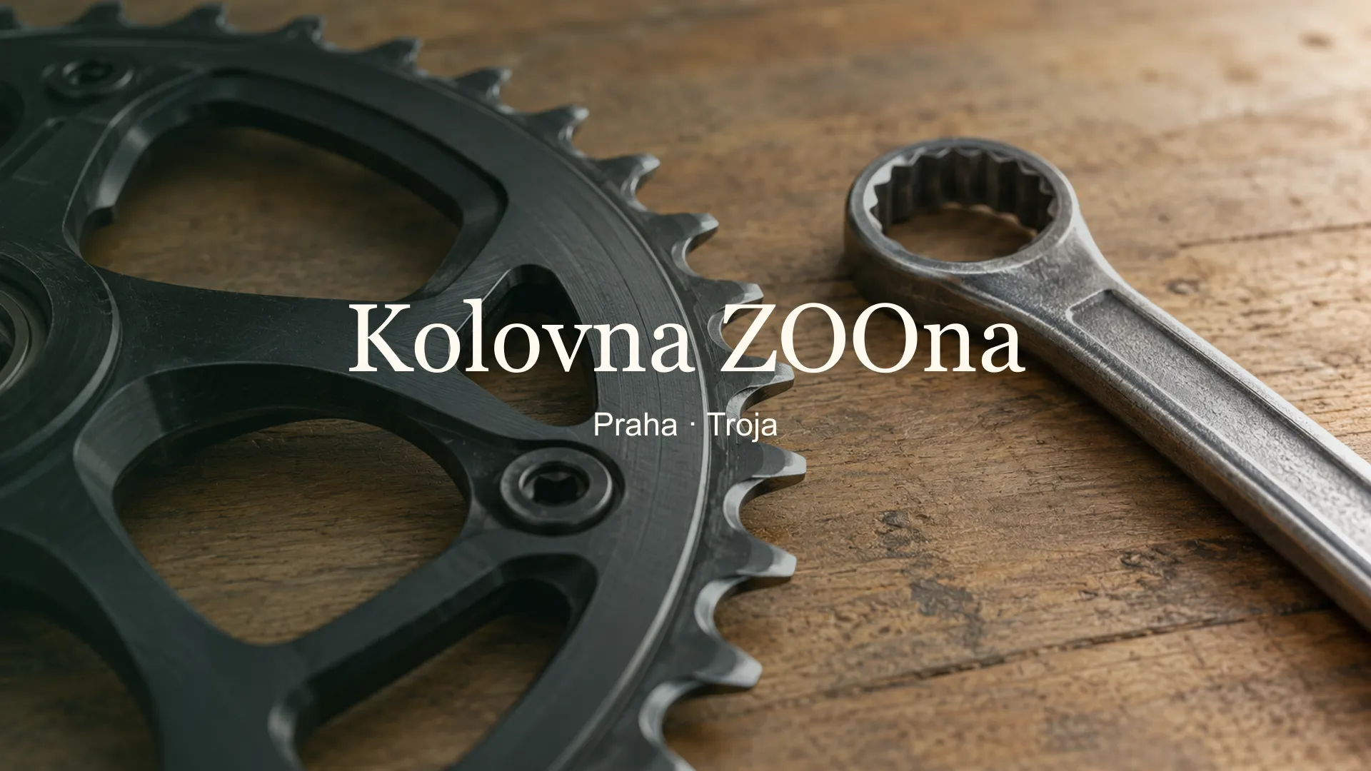 Tematický detail cyklistických součástek a nářadí, titulek Kolovna ZOOna, Praha · Troja