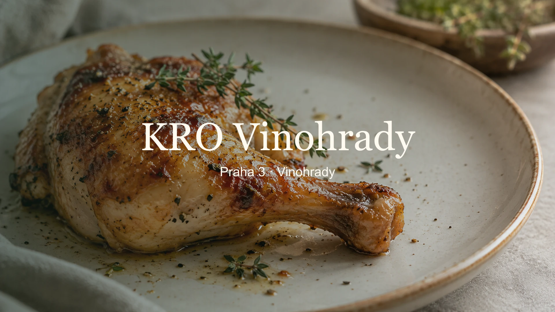 Pečené kuřecí stehno na talíři s názvem KRO Vinohrady a lokalitou Praha 3 – Vinohrady.