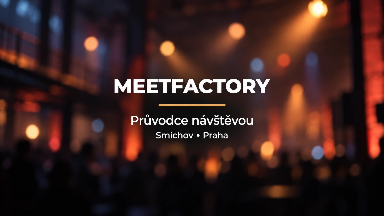 MeetFactory: bílý název a zlatá linka na rozostřeném pozadí kulturního prostoru