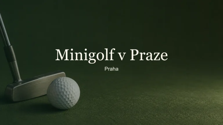 Tematické zátiší golfového míčku a putteru s titulkem Minigolf v Praze