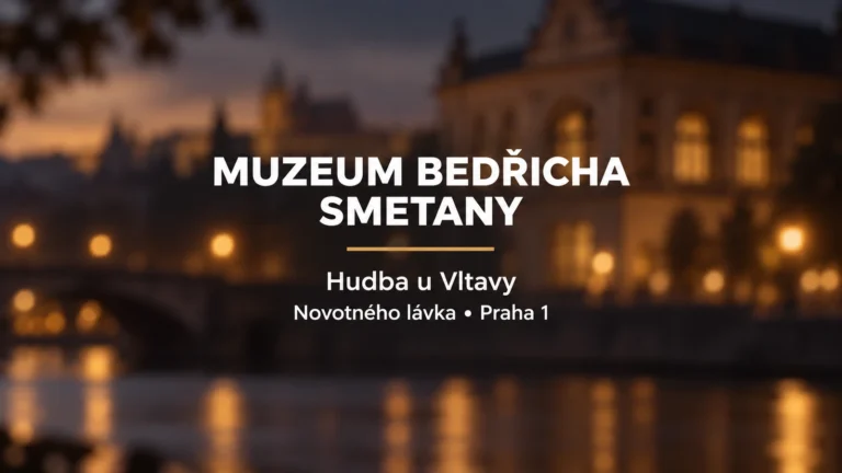 Muzeum Bedřicha Smetany: bílý název a zlatá linka na rozostřeném pozadí budovy u Vltavy