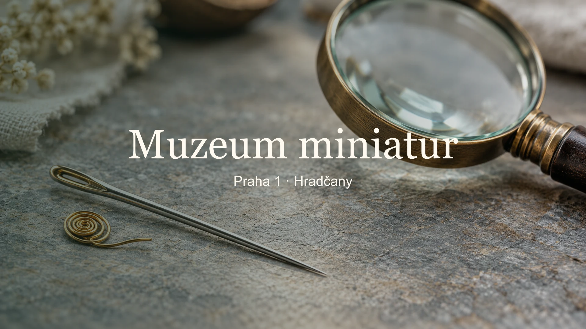 Muzeum miniatur – tematický fotografický detail s názvem místa a jemně rozostřeným pozadím.