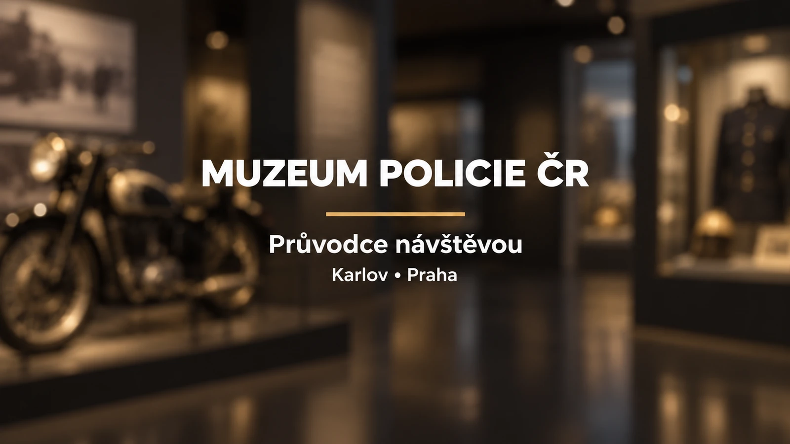 Muzeum Policie ČR: bílý titulek se zlatou linkou na rozostřeném muzejním pozadí s motocyklem