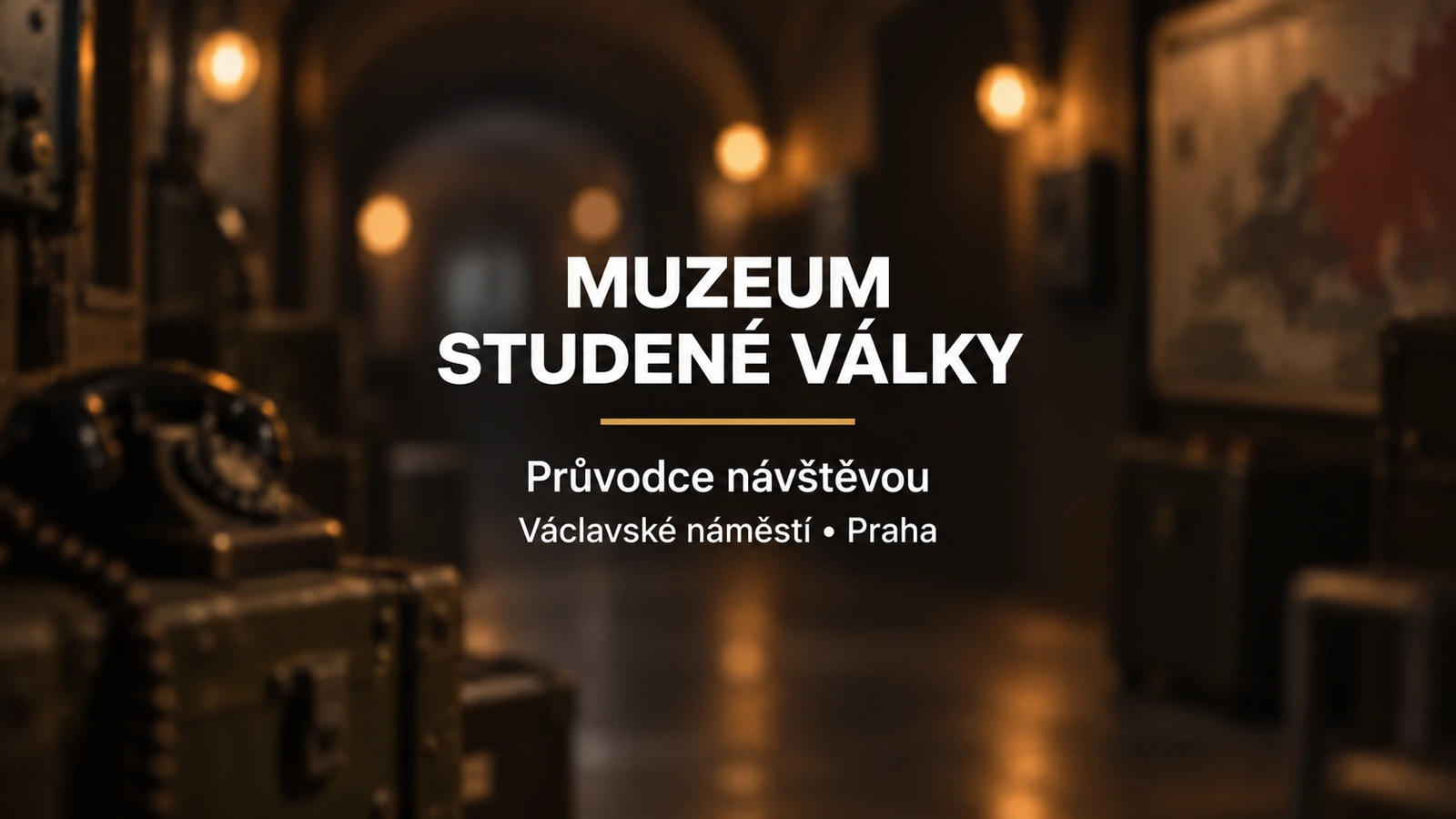 Muzeum studené války: bílý název a zlatá linka na rozostřeném pozadí podzemní chodby