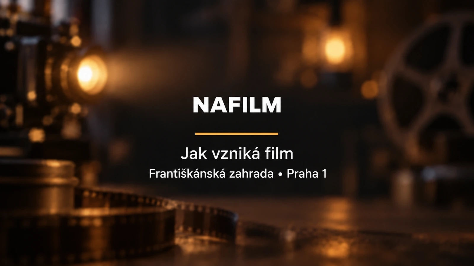 NaFilM: bílý název a zlatá linka na rozostřeném pozadí filmového projektoru