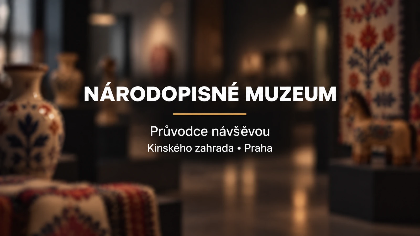 Národopisné muzeum: bílý název a zlatá linka na rozostřeném pozadí keramiky a textilu