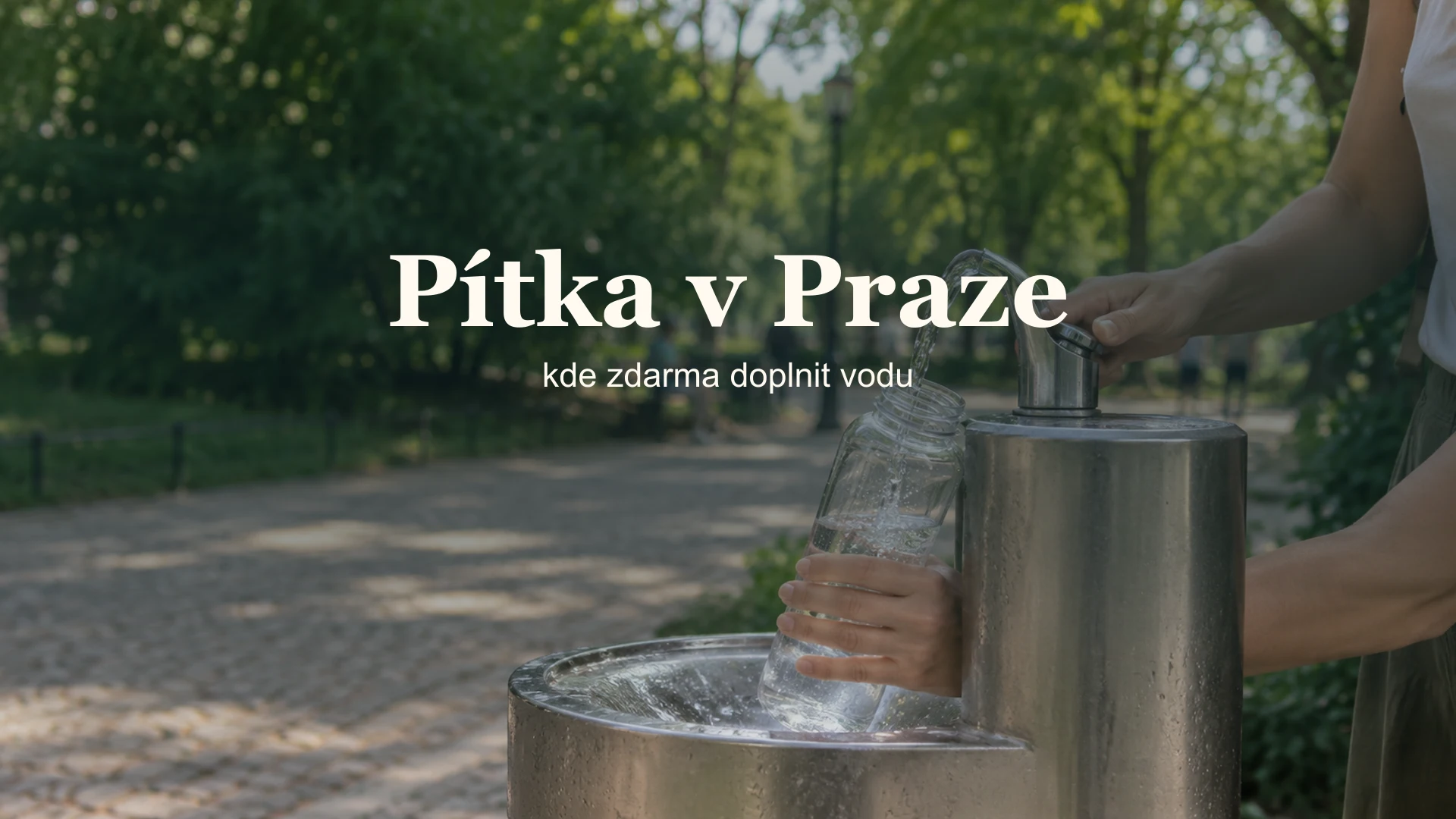 Ilustrační doplňování vody z veřejného pítka do lahve.