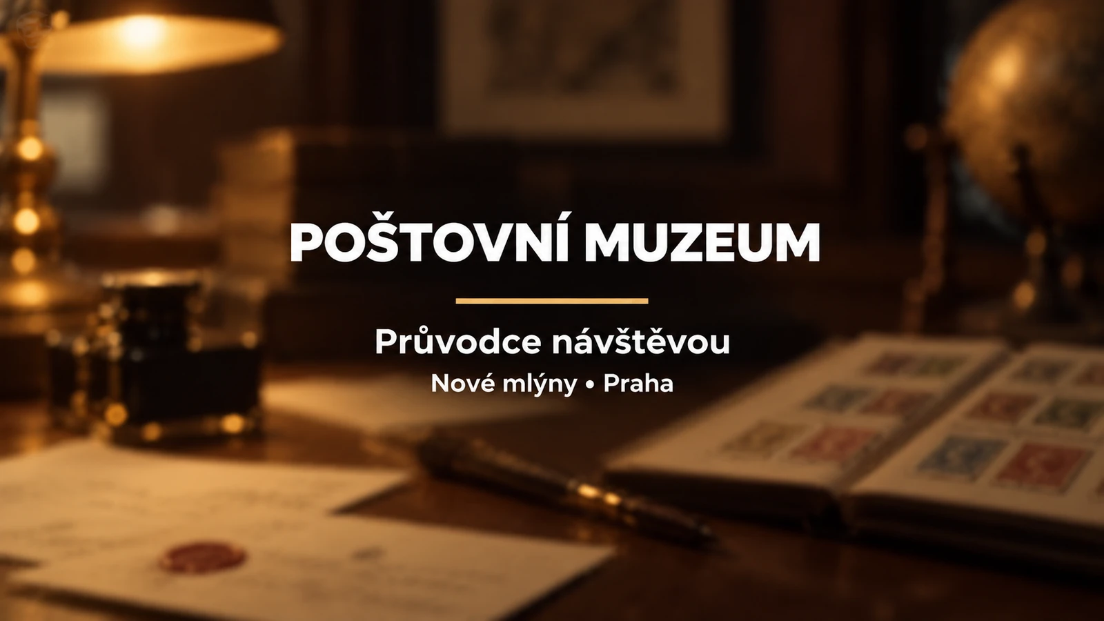 Poštovní muzeum: bílý titulek a zlatá linka na rozostřeném pozadí dopisů a známkového alba