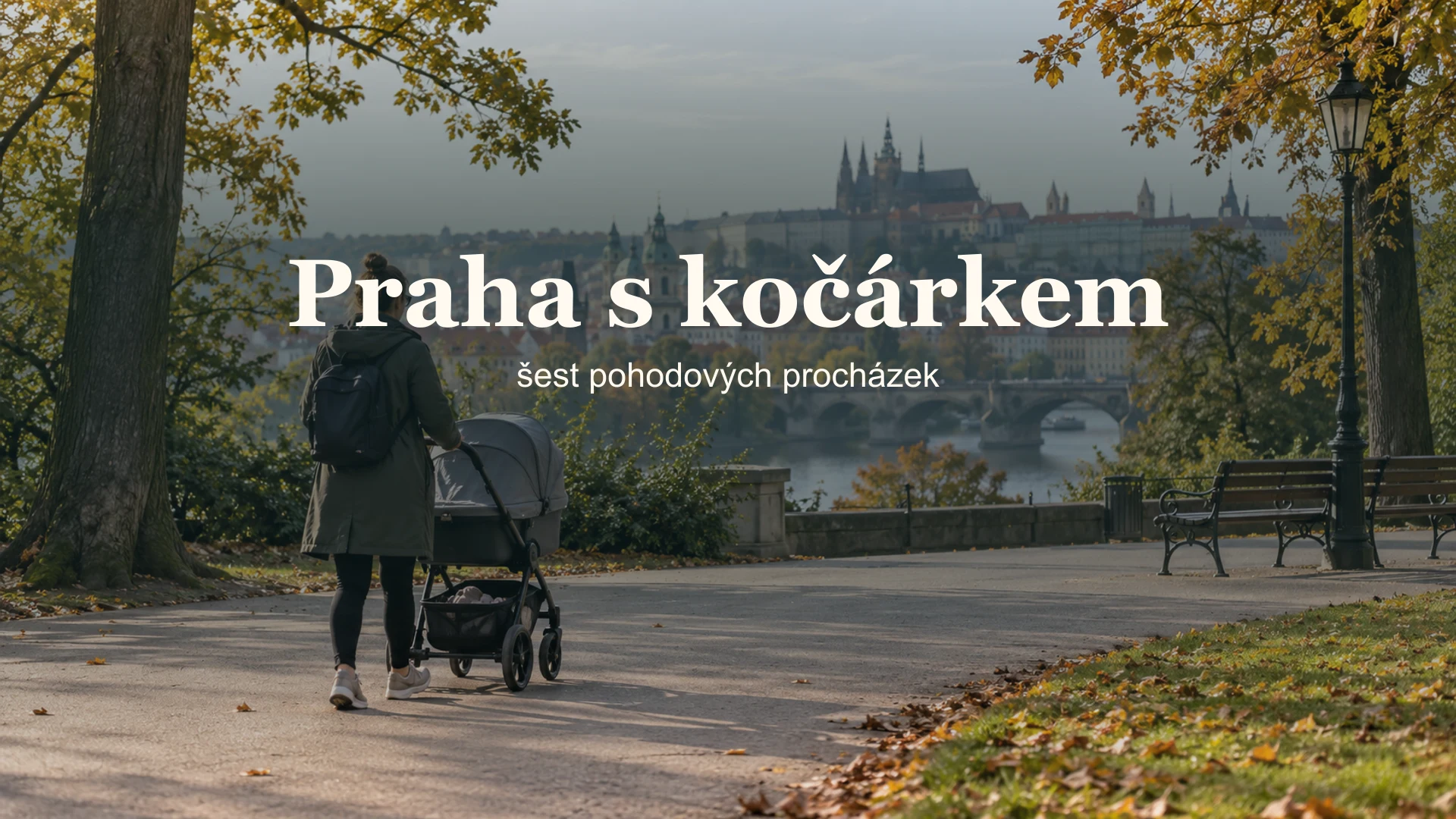 Rodič s dětským kočárkem na široké parkové cestě v Praze.