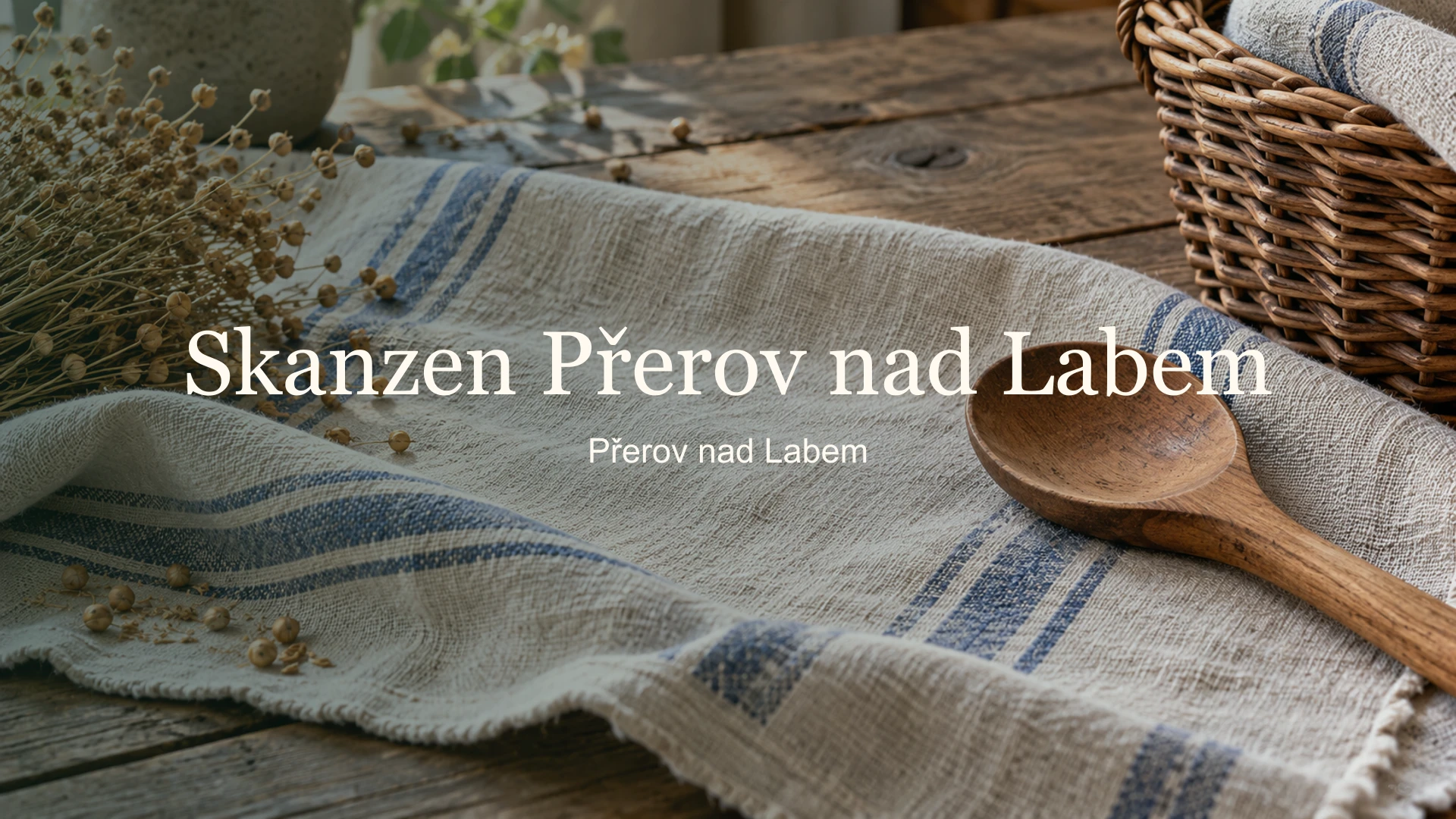 Lněná látka, dřevěná lžíce a proutěný koš s názvem Skanzen Přerov nad Labem.