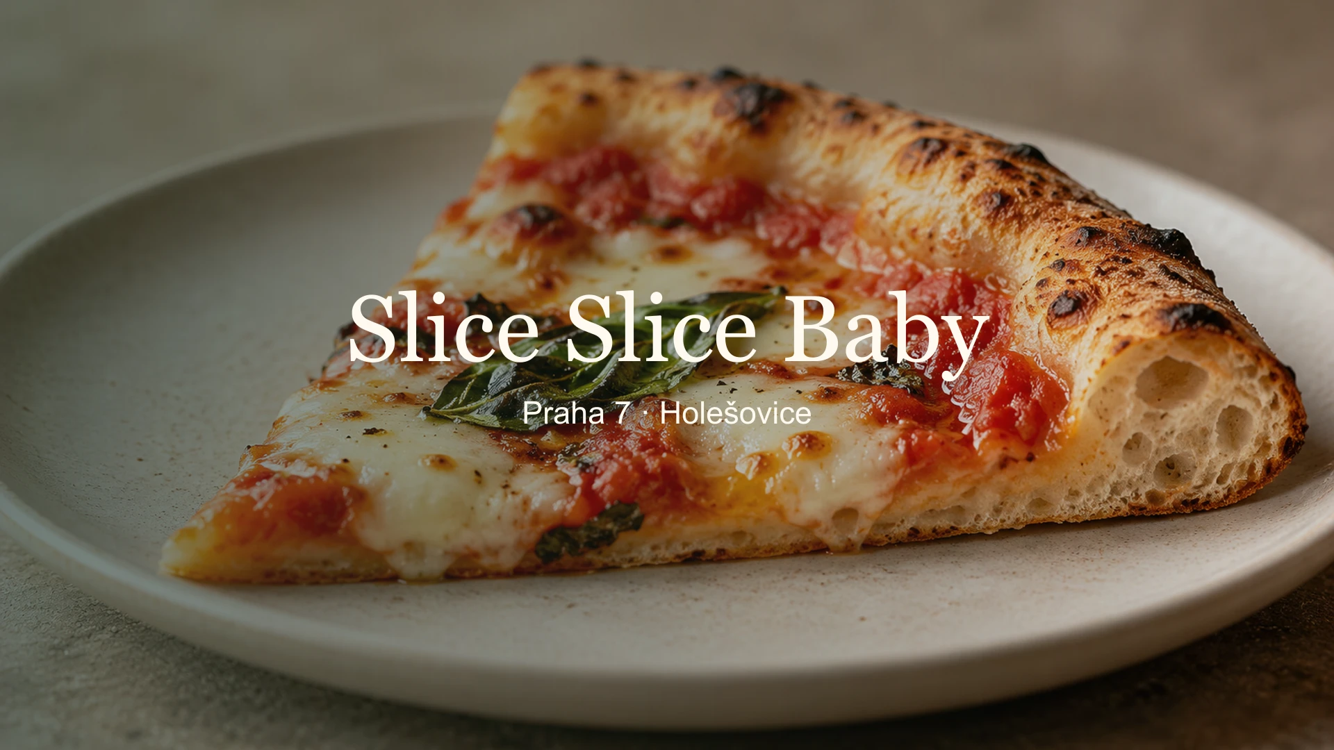 Detail okraje pizzy s názvem Slice Slice Baby a lokalitou Praha 7 – Holešovice.