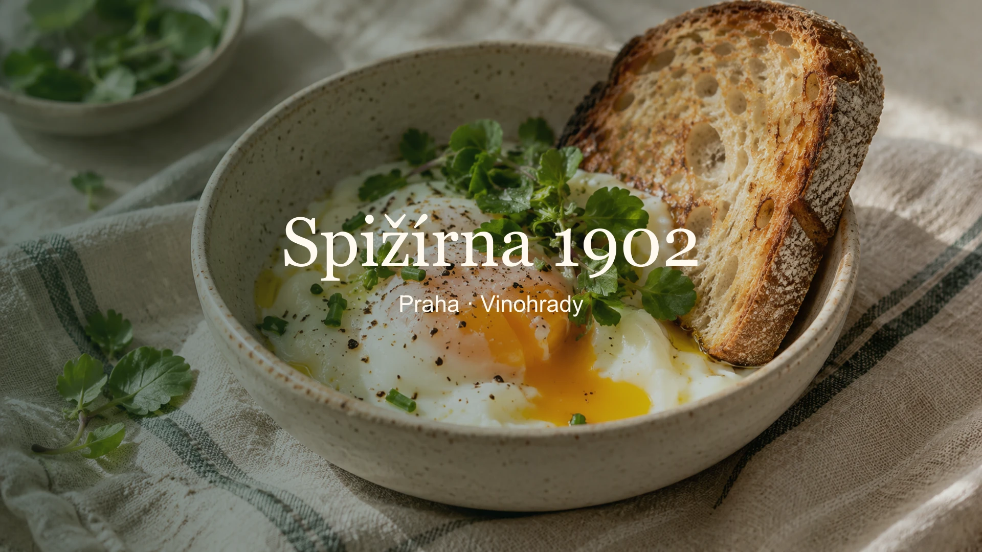 Miska s vejci a toastem s názvem Spižírna 1902 a lokalitou Praha – Vinohrady.
