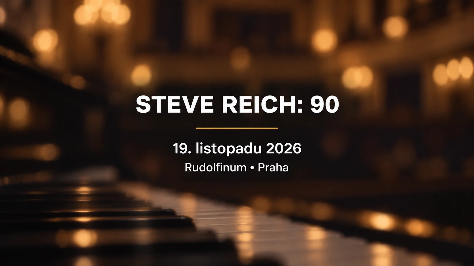 Steve Reich: 90, 19. listopadu 2026 v Rudolfinu v Praze, bílý název na rozostřeném klavírním pozadí