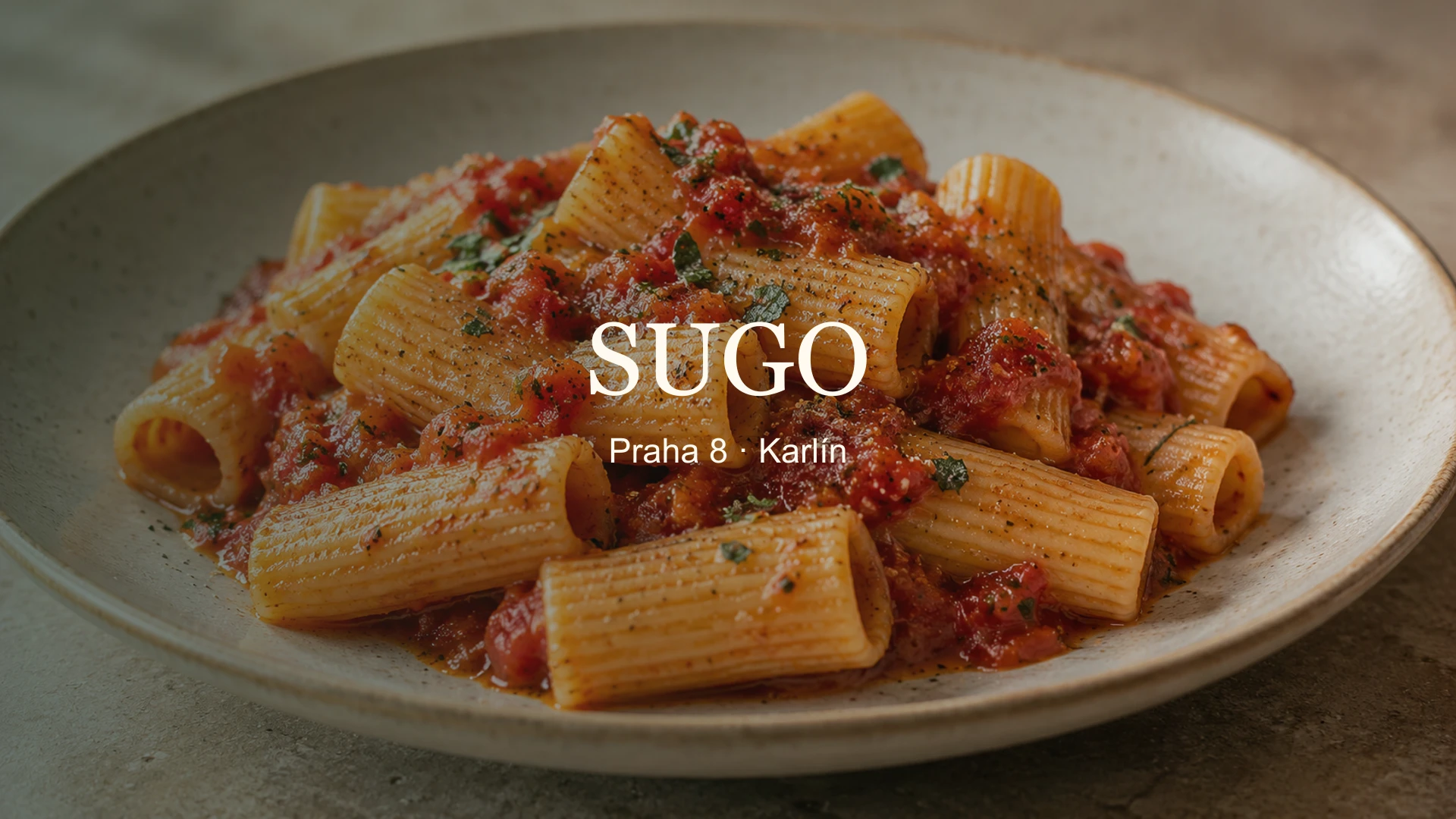 Těstoviny rigatoni na talíři s názvem SUGO a lokalitou Praha 8 – Karlín.