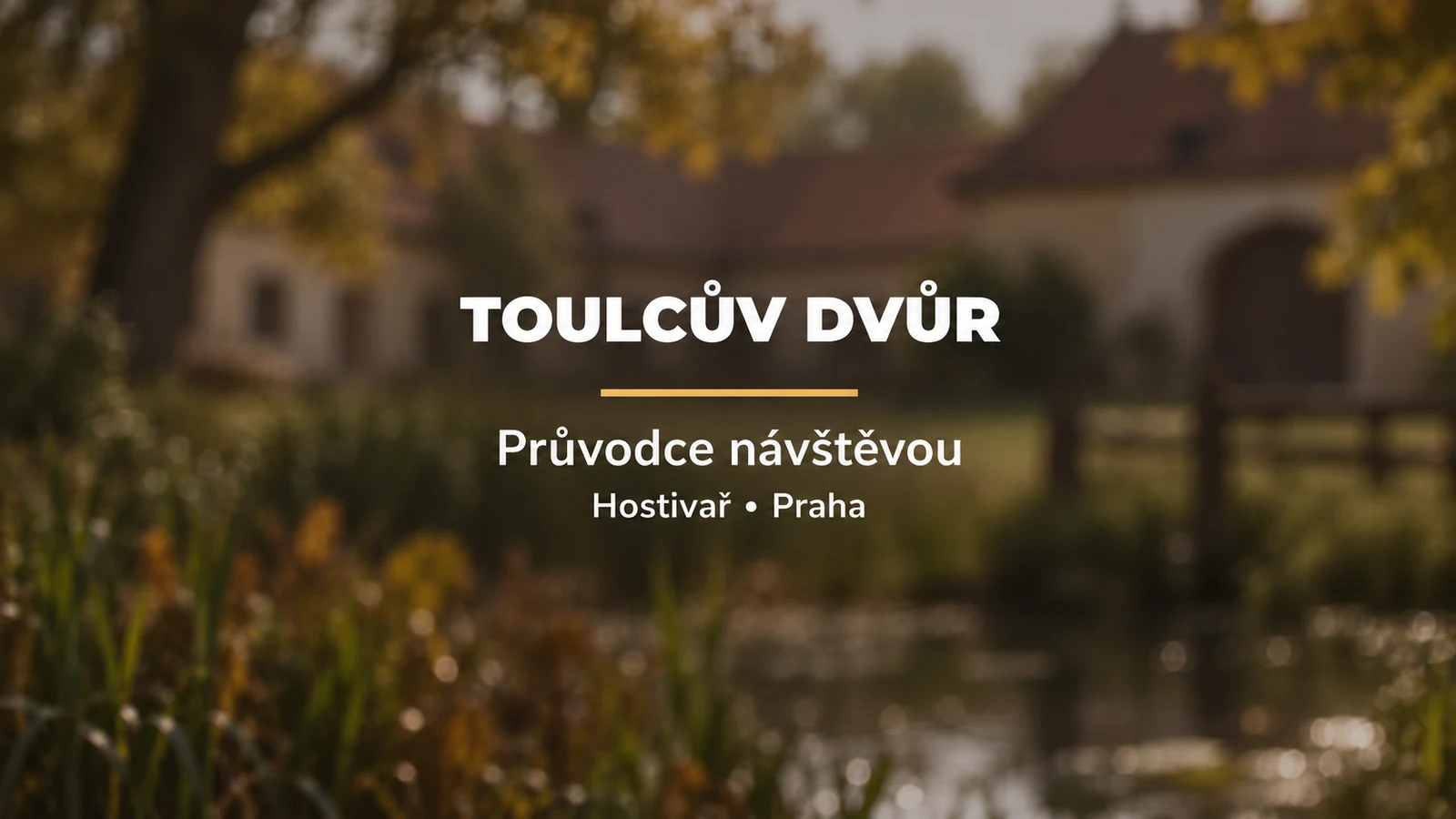 Toulcův dvůr: bílý titulek se zlatou linkou na rozostřeném pozadí statku a zeleně