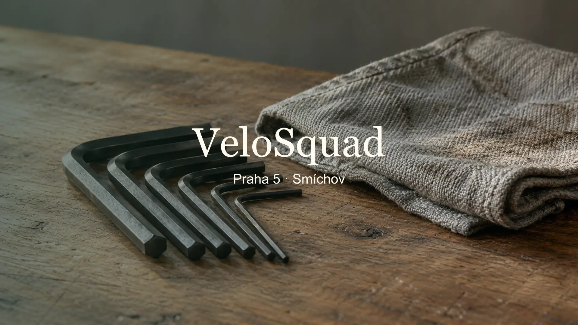 Tematický detail cyklistických součástek a nářadí, titulek VeloSquad, Praha 5 · Smíchov
