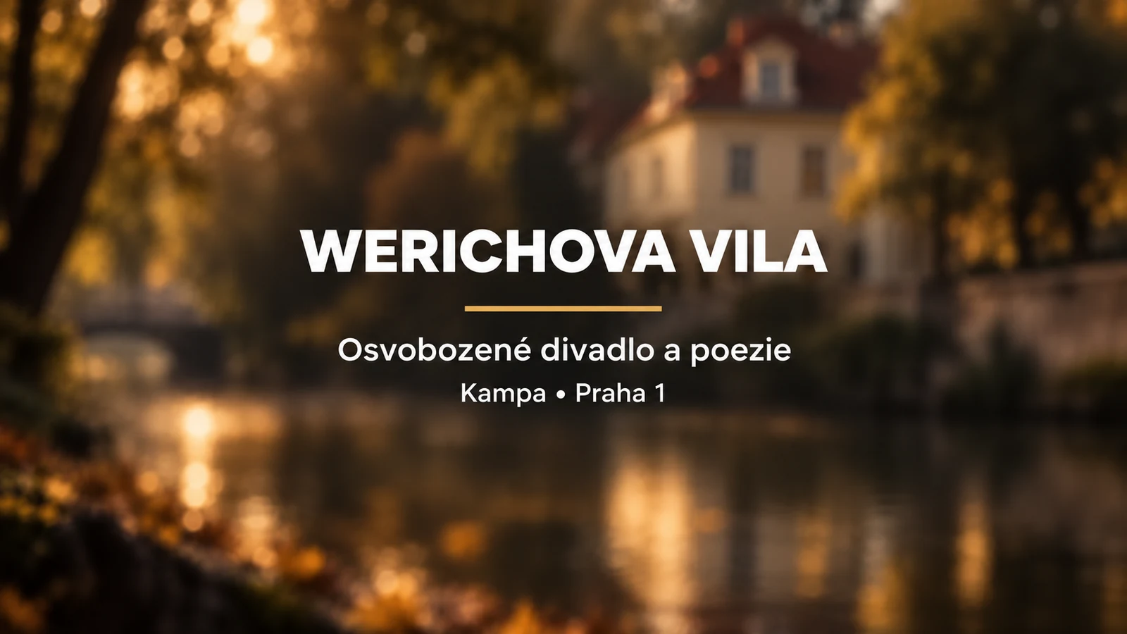 Werichova vila: jednotný bílý nápis se zlatou linkou na rozostřeném pozadí domu a stromů